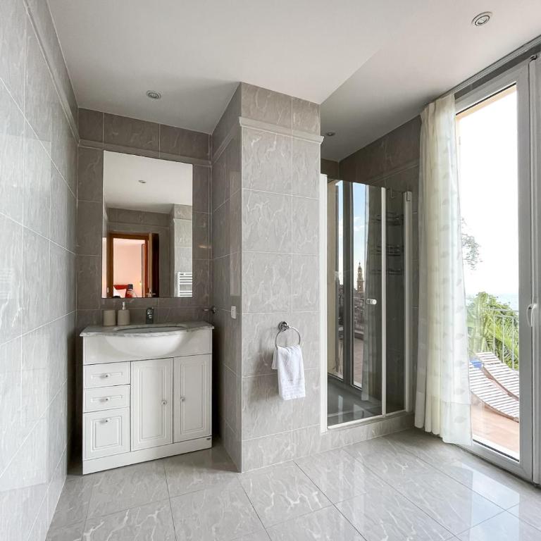 Villa l'ensoleillée vue panoramique mer, 250 m de la plage et du centre ville - Appartement - Vue sur Mer - 7