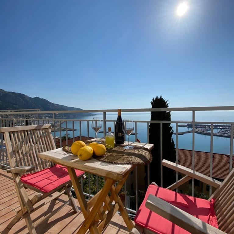 Villa l'ensoleillée vue panoramique mer, 250 m de la plage et du centre ville - Studio - Vue sur Mer - 4