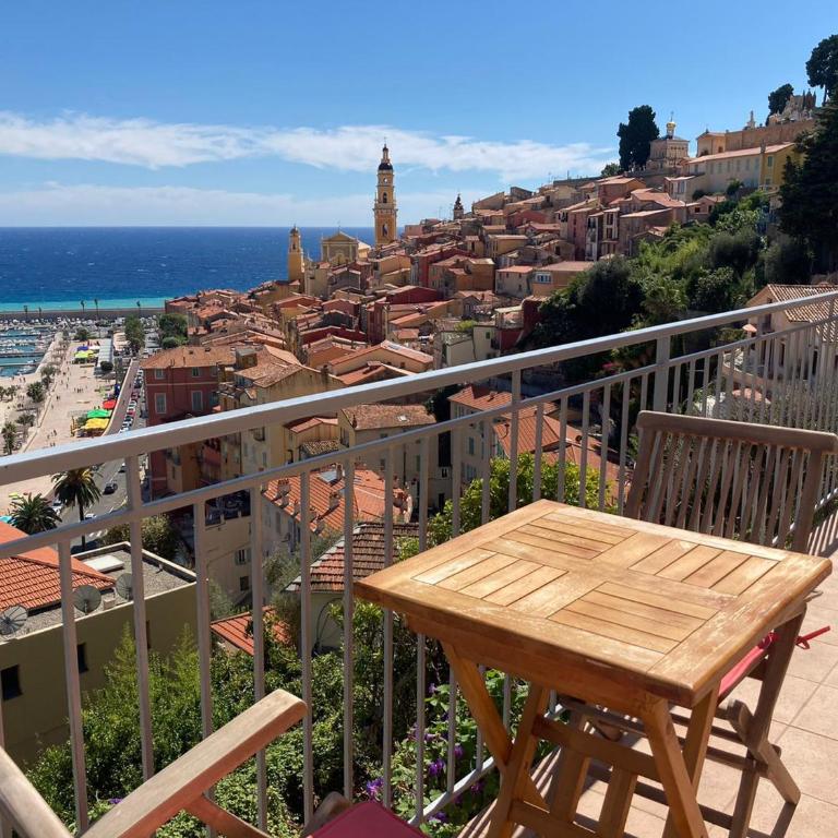 Villa l'ensoleillée vue panoramique mer, 250 m de la plage et du centre ville - Studio - Vue sur Mer - 17