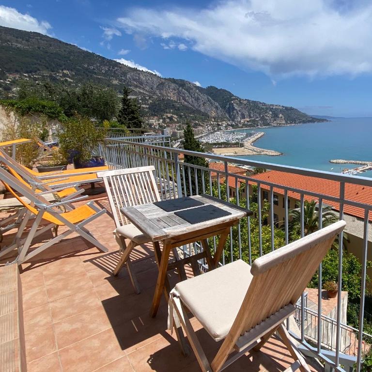 Villa l'ensoleillée vue panoramique mer, 250 m de la plage et du centre ville - Studio - Vue sur Mer - 18