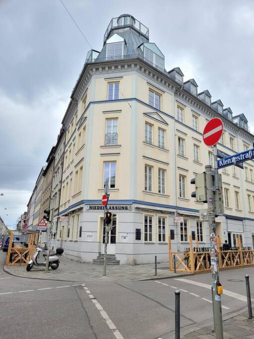 Altbautraum am Gärtnerplatz 120 m2 - Three-Bedroom Apartment - 11
