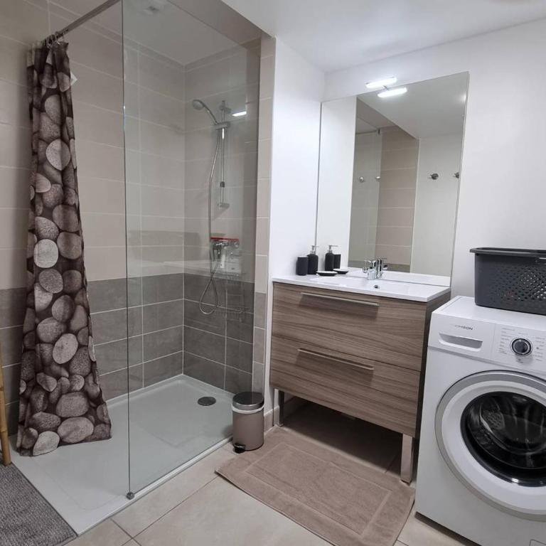 Appartement neuf climatisé, loggia spacieuse, à 200m de la mer avec parking privé - FR-1-388-206 - Appartement - 16