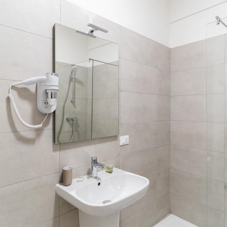 Residenza Leoncino - Camera Matrimoniale con Bagno Privato Esterno - 1