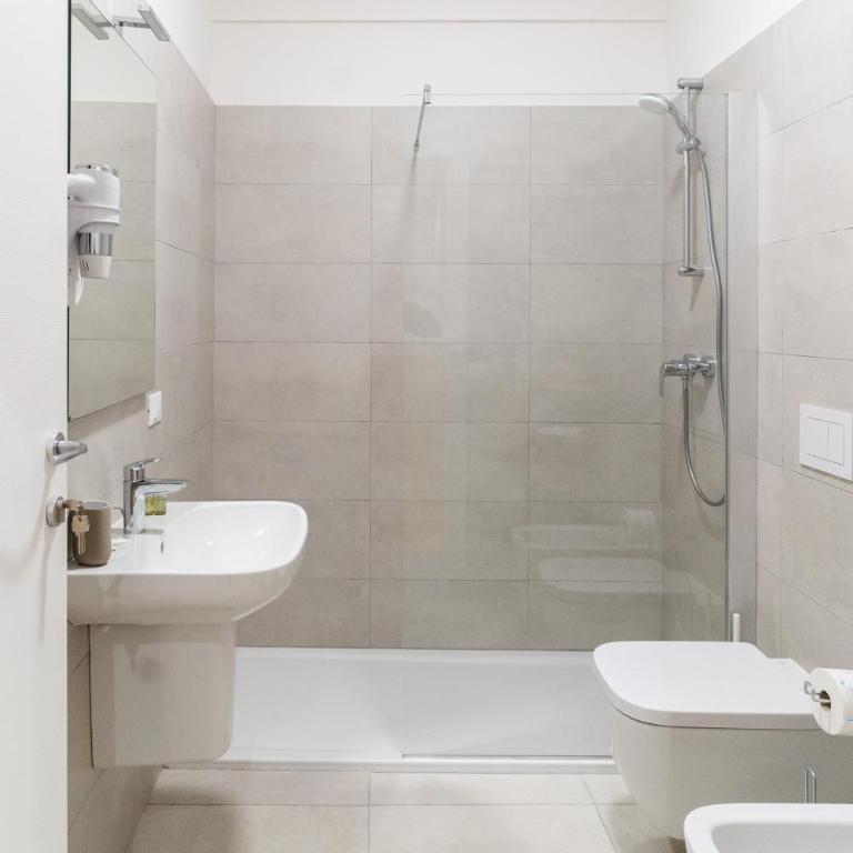 Residenza Leoncino - Camera Matrimoniale con Bagno Privato Esterno - 2