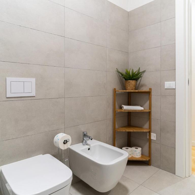 Residenza Leoncino - Camera Matrimoniale con Bagno Privato Esterno - 8