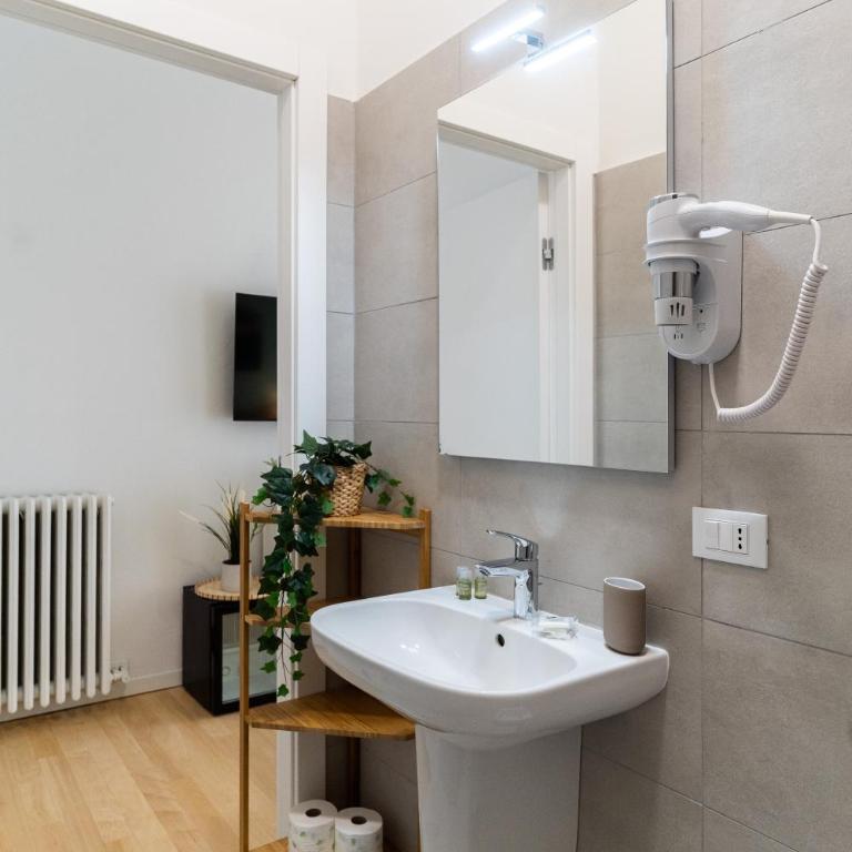 Residenza Leoncino - Camera Matrimoniale con Bagno Privato - 14