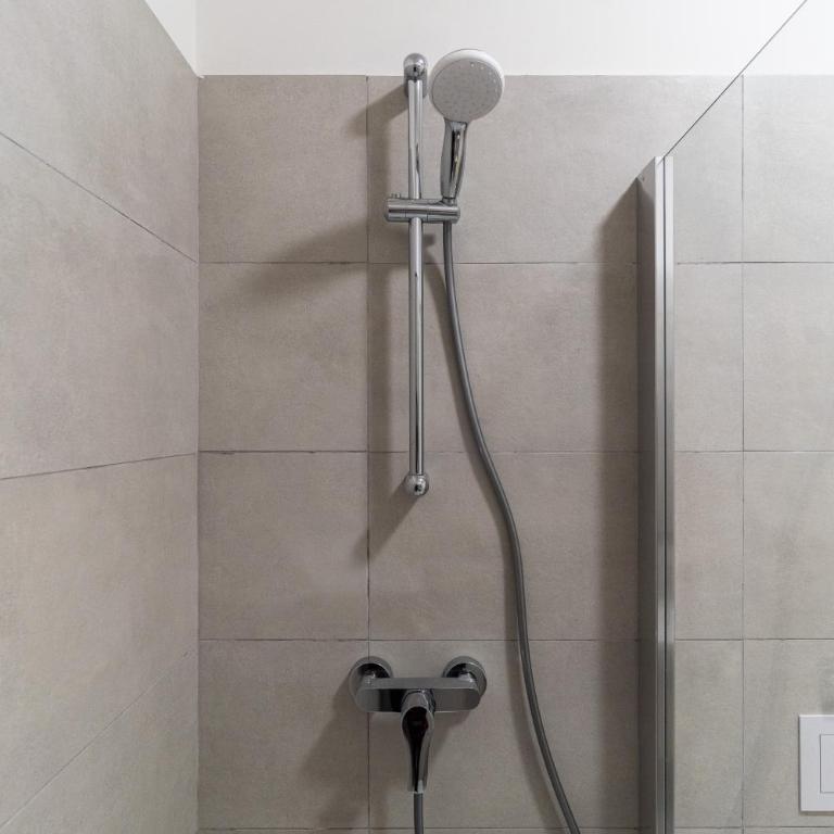 Residenza Leoncino - Camera Matrimoniale con Bagno Privato Esterno - 12
