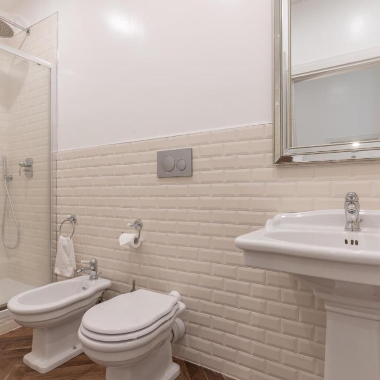 Duomo Smart Suites - Classic Quadruple Room - 12