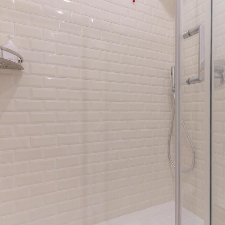 Duomo Smart Suites - Classic Quadruple Room - 13
