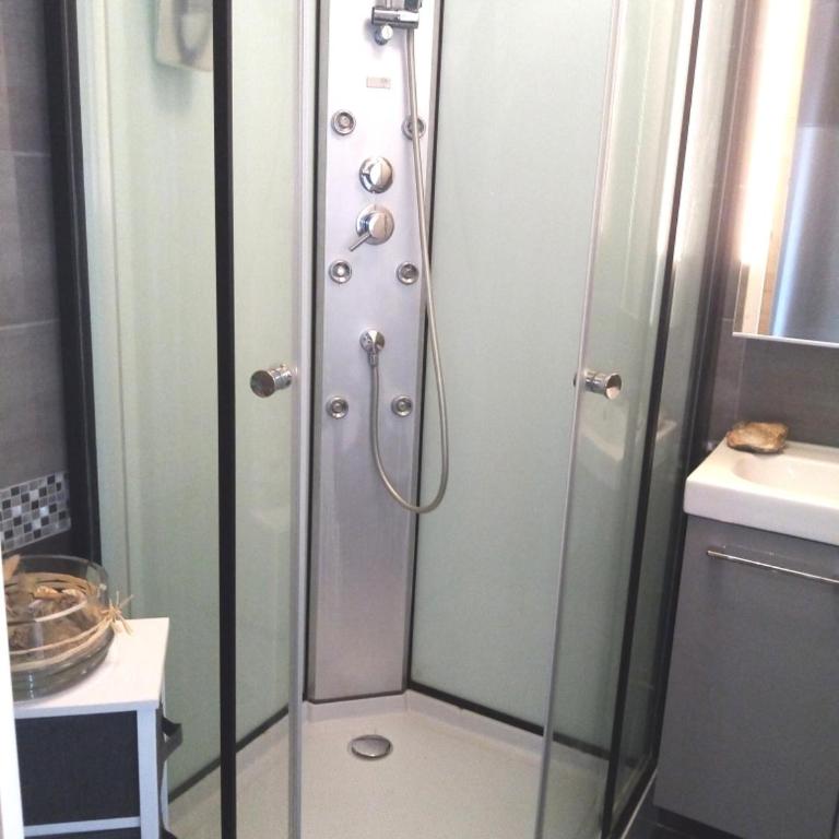 HERM'S Petite maison atypique et cour privative - - Maisonette - 15