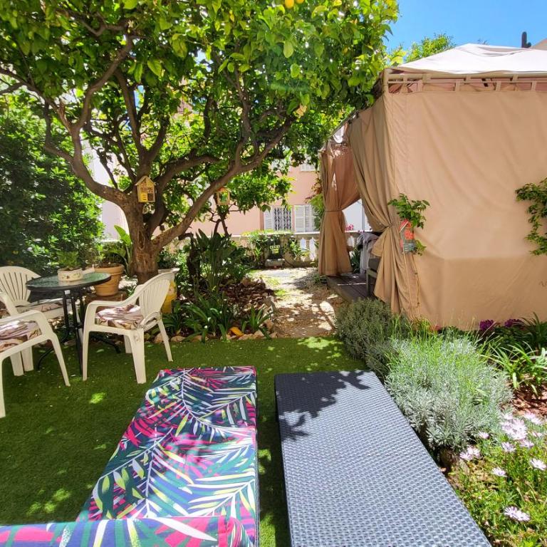 Super Flat, Garden. Bnbrickeys - Two-Bedroom Apartment - 2