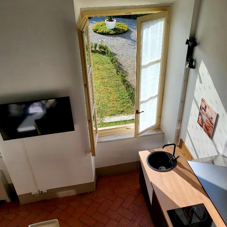 LA VILLA APARTMENTS - Convenient for Sardinia and Corsica - 4 beds - Private Parking included with Camera - Apartment with Garden View - 8