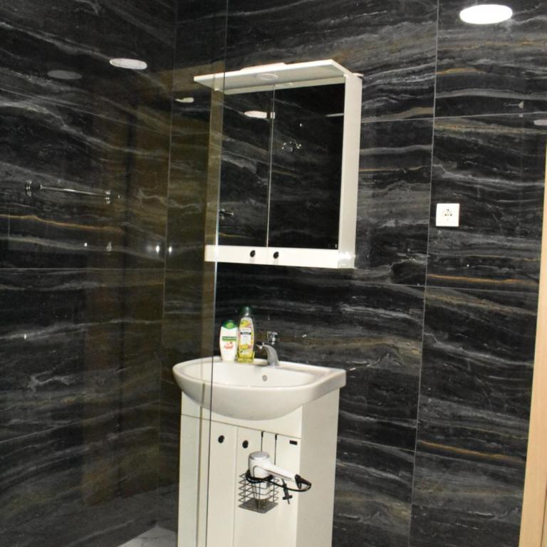 Diamond Hotel & Restaurant - Deluxe Apartment - 9