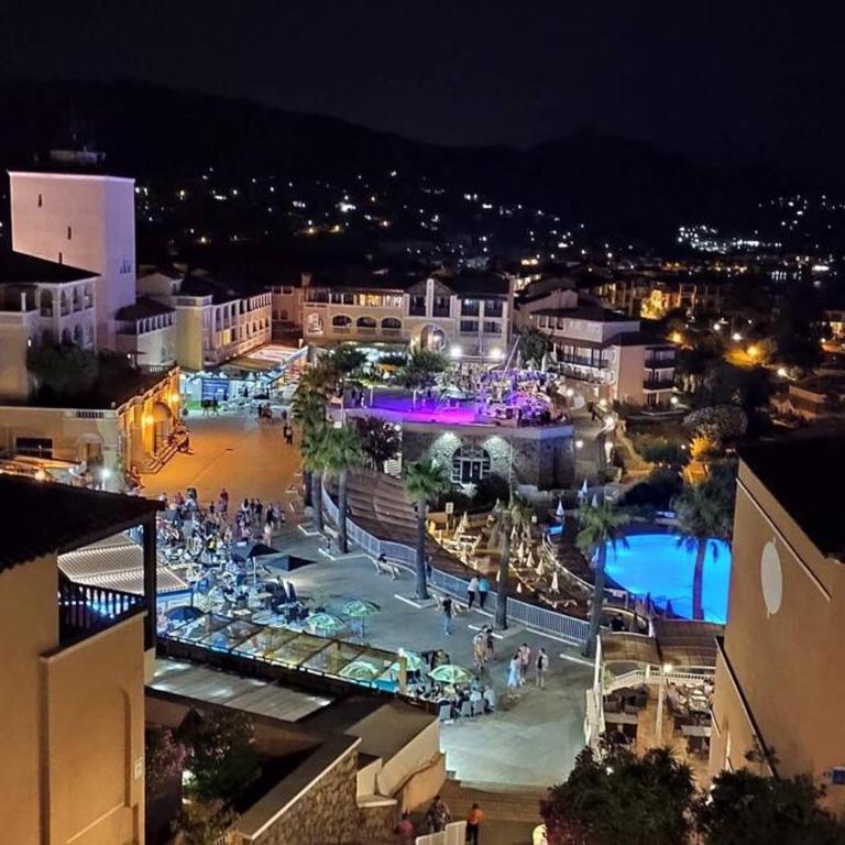 Dans un cadre d'exception, Vue mer panoramique à Agay Côte d'Azur, Village Vacances Cap Esterel, 2 chambres, avec jardin, golf, climatisation, Wifi, 5 piscines - Appartement - Vue sur Mer - 10