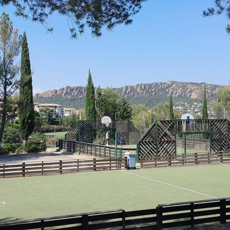 Dans un cadre d'exception, Vue mer panoramique à Agay Côte d'Azur, Village Vacances Cap Esterel, 2 chambres, avec jardin, golf, climatisation, Wifi, 5 piscines - Appartement - Vue sur Mer - 54