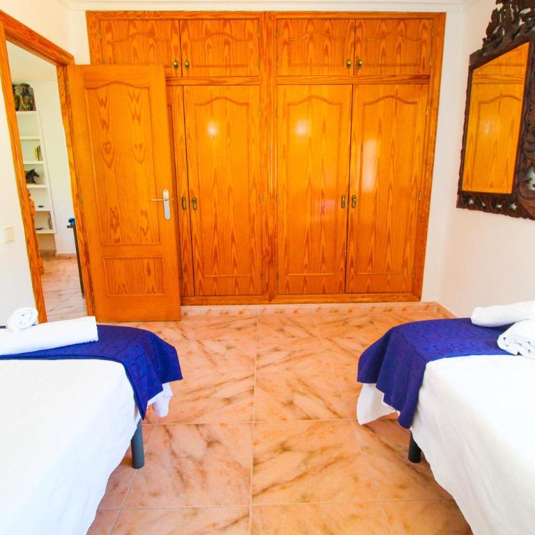 Great villa, Sea views, 20 secs walk to the beach, BBQ, 9 people, 5 mins car from Alicante city center, sailing club 3 mins walk - Three-Bedroom Villa - 46