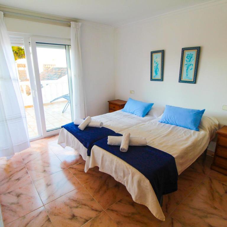 Great villa, Sea views, 20 secs walk to the beach, BBQ, 9 people, 5 mins car from Alicante city center, sailing club 3 mins walk - Three-Bedroom Villa - 14