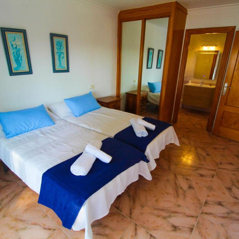 Great villa, Sea views, 20 secs walk to the beach, BBQ, 9 people, 5 mins car from Alicante city center, sailing club 3 mins walk - Three-Bedroom Villa - 17