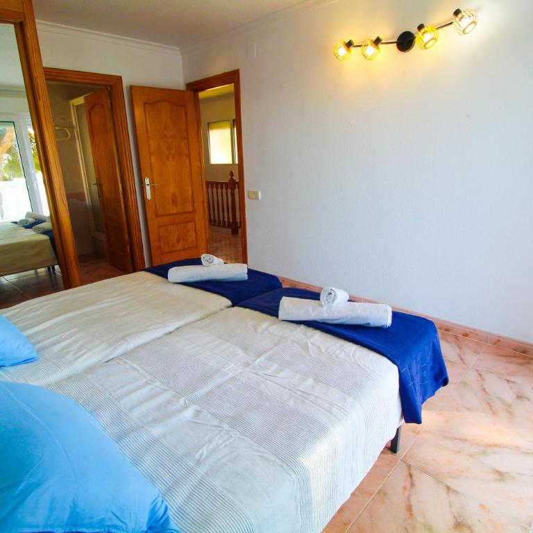 Great villa, Sea views, 20 secs walk to the beach, BBQ, 9 people, 5 mins car from Alicante city center, sailing club 3 mins walk - Three-Bedroom Villa - 16