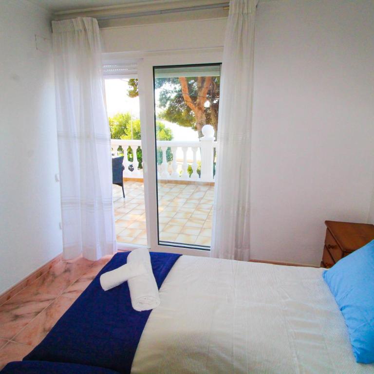 Great villa, Sea views, 20 secs walk to the beach, BBQ, 9 people, 5 mins car from Alicante city center, sailing club 3 mins walk - Three-Bedroom Villa - 19