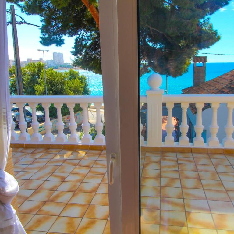 Great villa, Sea views, 20 secs walk to the beach, BBQ, 9 people, 5 mins car from Alicante city center, sailing club 3 mins walk - Three-Bedroom Villa - 20