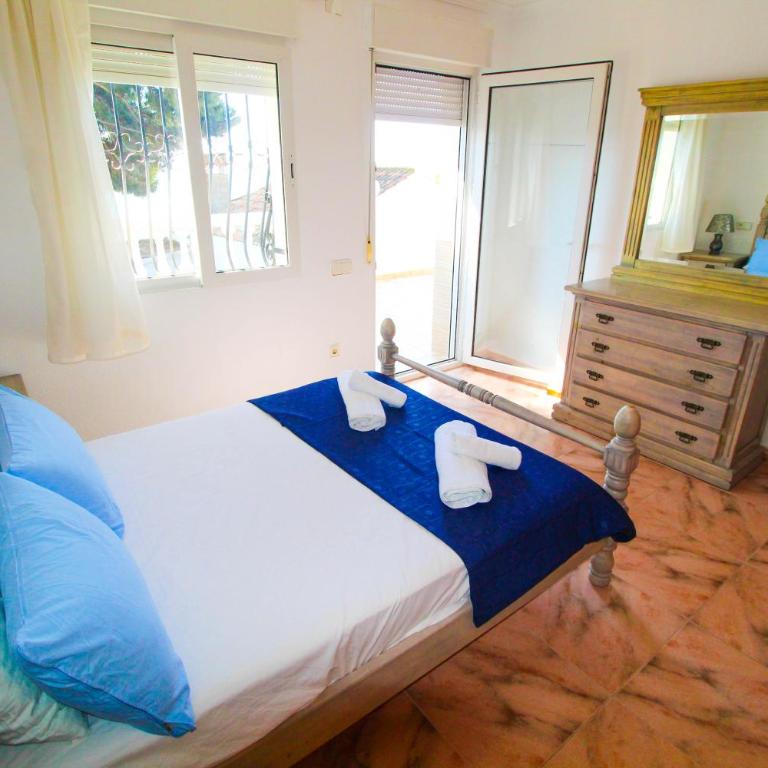 Great villa, Sea views, 20 secs walk to the beach, BBQ, 9 people, 5 mins car from Alicante city center, sailing club 3 mins walk - Three-Bedroom Villa - 22