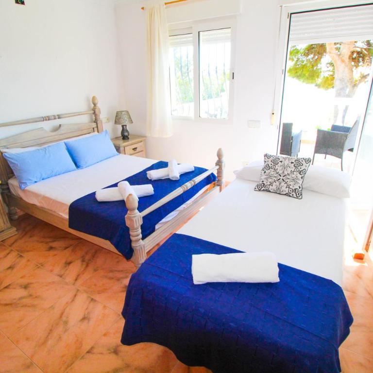 Great villa, Sea views, 20 secs walk to the beach, BBQ, 9 people, 5 mins car from Alicante city center, sailing club 3 mins walk - Three-Bedroom Villa - 23