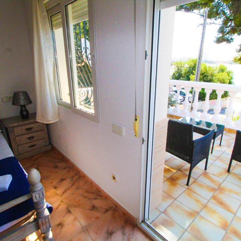 Great villa, Sea views, 20 secs walk to the beach, BBQ, 9 people, 5 mins car from Alicante city center, sailing club 3 mins walk - Three-Bedroom Villa - 24