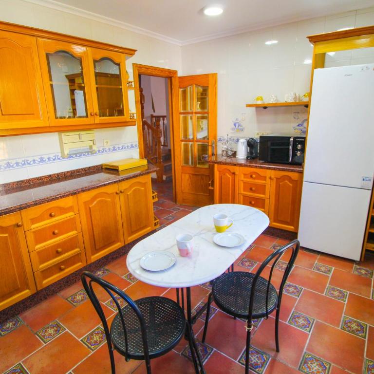 Great villa, Sea views, 20 secs walk to the beach, BBQ, 9 people, 5 mins car from Alicante city center, sailing club 3 mins walk - Three-Bedroom Villa - 39
