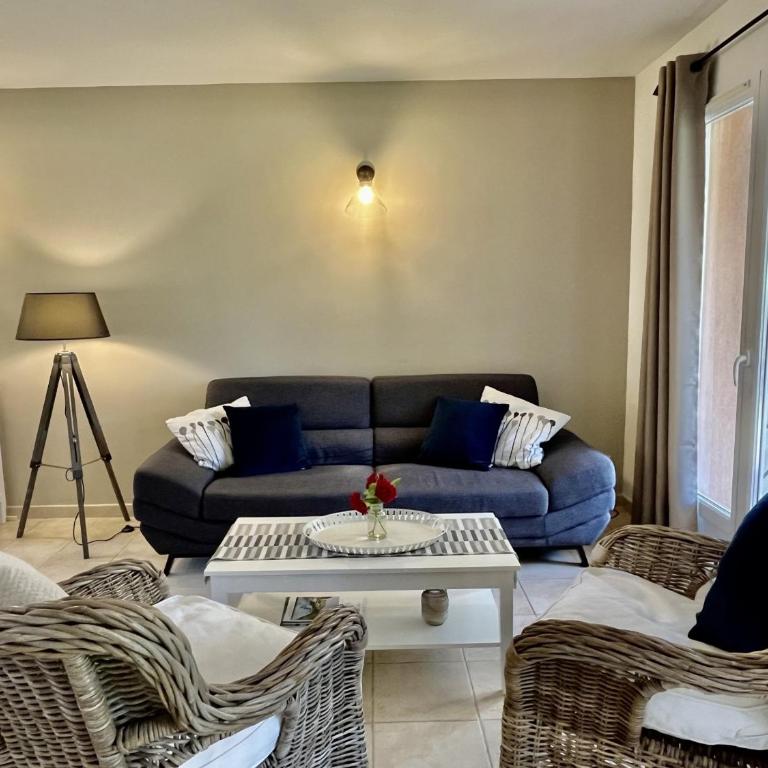 Maison Calme 6 Pers. au Golf Pont Royal - Piscine, Terrasse, Parking, Clim, Fibre - 13370 Mallemort - FR-1-658-24 - Maison de Vacances - 3