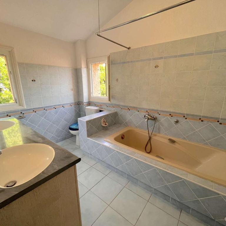Villa spacieuse avec piscine et vue mer à Cavalaire - FR-1-226B-147 - Villa - 9