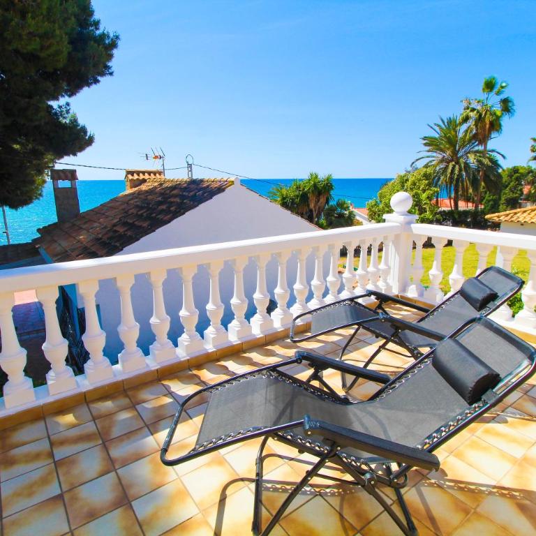 Great villa, Sea views, 20 secs walk to the beach, BBQ, 9 people, 5 mins car from Alicante city center, sailing club 3 mins walk - Three-Bedroom Villa - 27