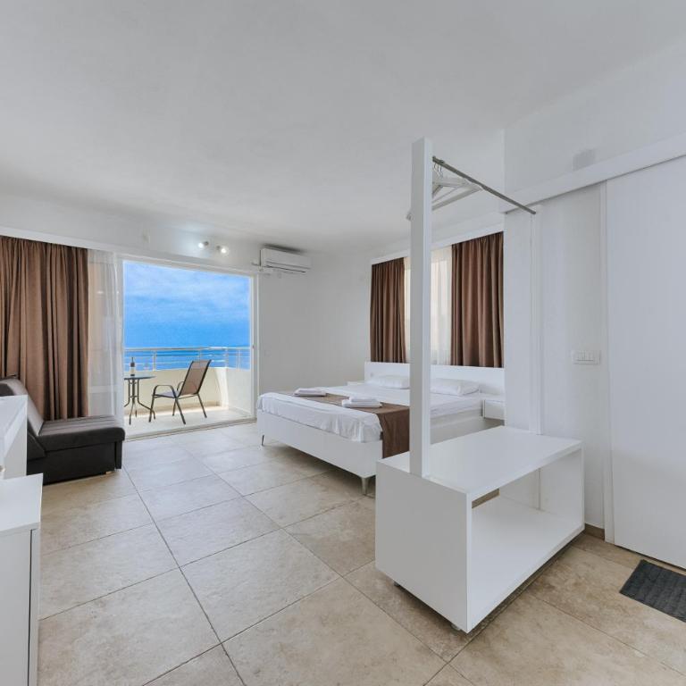 MonteCasa Seaview Rooms - Deluxe Triple Room with Sea View - 1