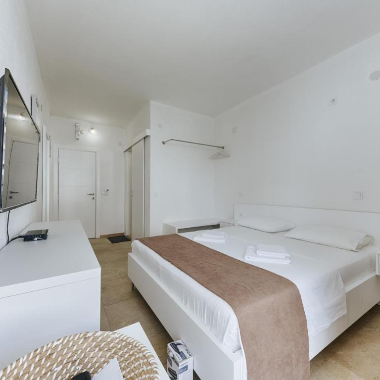 MonteCasa Seaview Rooms - One-Bedroom Apartment - 2