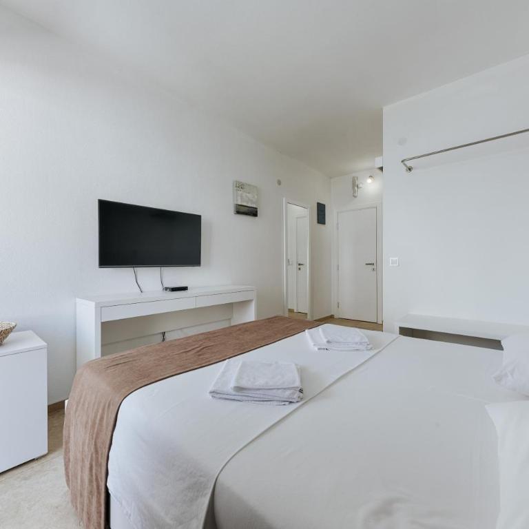MonteCasa Seaview Rooms - One-Bedroom Apartment - 5