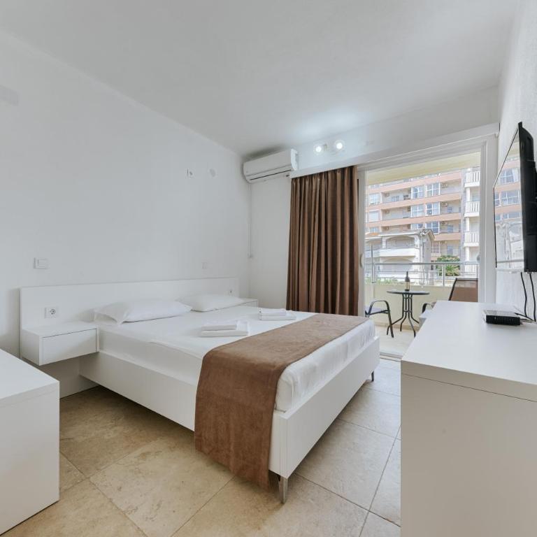 MonteCasa Seaview Rooms - One-Bedroom Apartment - 6