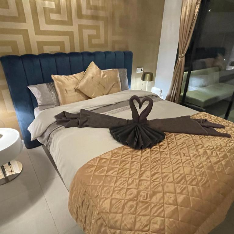 CASA CASU NEW STUNNING 3 BED RAISED GROUND FLOOR APARTMENT & HUGE BALCONY WITH SEA POOL & MOUNTAIN VIEW INDOOR & OUTDOOR SWIMMING POOLS & GYM WALKING DISTANCE TO BEACH PORT Estepona TRAVELLER AWARD 2023 - Three-Bedroom Apartment - 16