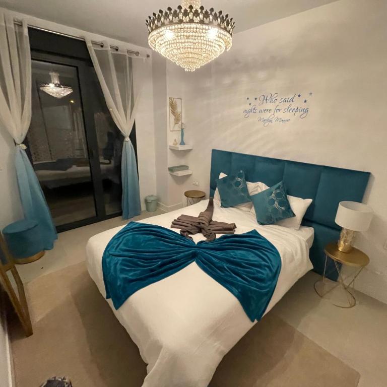 CASA CASU NEW STUNNING 3 BED RAISED GROUND FLOOR APARTMENT & HUGE BALCONY WITH SEA POOL & MOUNTAIN VIEW INDOOR & OUTDOOR SWIMMING POOLS & GYM WALKING DISTANCE TO BEACH PORT Estepona TRAVELLER AWARD 2023 - Three-Bedroom Apartment - 13