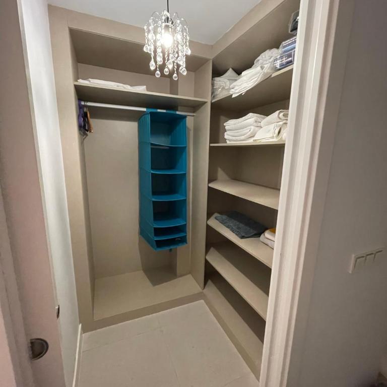 CASA CASU NEW STUNNING 3 BED RAISED GROUND FLOOR APARTMENT & HUGE BALCONY WITH SEA POOL & MOUNTAIN VIEW INDOOR & OUTDOOR SWIMMING POOLS & GYM WALKING DISTANCE TO BEACH PORT Estepona TRAVELLER AWARD 2023 - Three-Bedroom Apartment - 17