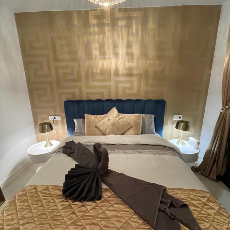 CASA CASU NEW STUNNING 3 BED RAISED GROUND FLOOR APARTMENT & HUGE BALCONY WITH SEA POOL & MOUNTAIN VIEW INDOOR & OUTDOOR SWIMMING POOLS & GYM WALKING DISTANCE TO BEACH PORT Estepona TRAVELLER AWARD 2023 - Three-Bedroom Apartment - 28