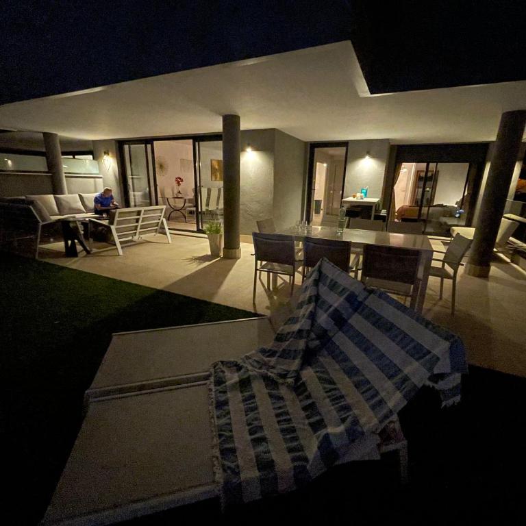 CASA CASU NEW STUNNING 3 BED RAISED GROUND FLOOR APARTMENT & HUGE BALCONY WITH SEA POOL & MOUNTAIN VIEW INDOOR & OUTDOOR SWIMMING POOLS & GYM WALKING DISTANCE TO BEACH PORT Estepona TRAVELLER AWARD 2023 - Three-Bedroom Apartment - 30