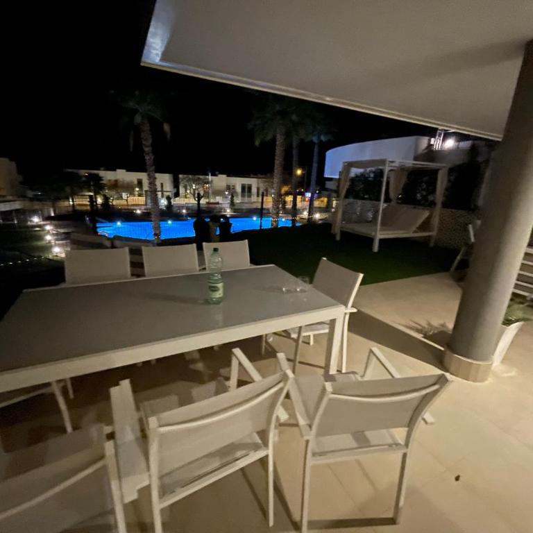 CASA CASU NEW STUNNING 3 BED RAISED GROUND FLOOR APARTMENT & HUGE BALCONY WITH SEA POOL & MOUNTAIN VIEW INDOOR & OUTDOOR SWIMMING POOLS & GYM WALKING DISTANCE TO BEACH PORT Estepona TRAVELLER AWARD 2023 - Three-Bedroom Apartment - 29