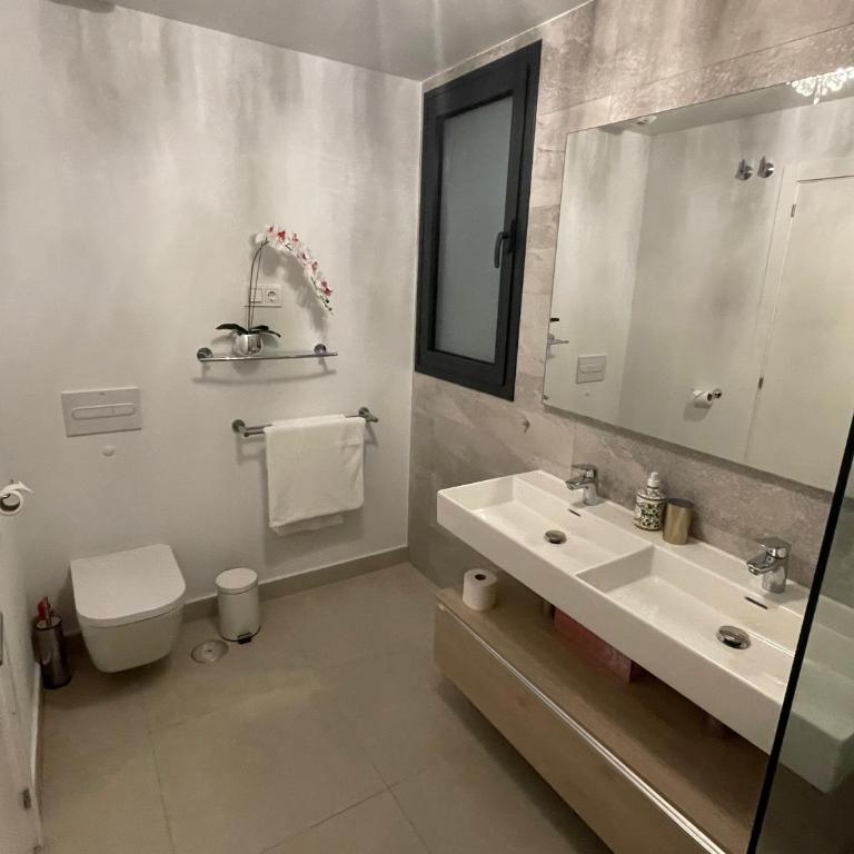 CASA CASU NEW STUNNING 3 BED RAISED GROUND FLOOR APARTMENT & HUGE BALCONY WITH SEA POOL & MOUNTAIN VIEW INDOOR & OUTDOOR SWIMMING POOLS & GYM WALKING DISTANCE TO BEACH PORT Estepona TRAVELLER AWARD 2023 - Three-Bedroom Apartment - 27