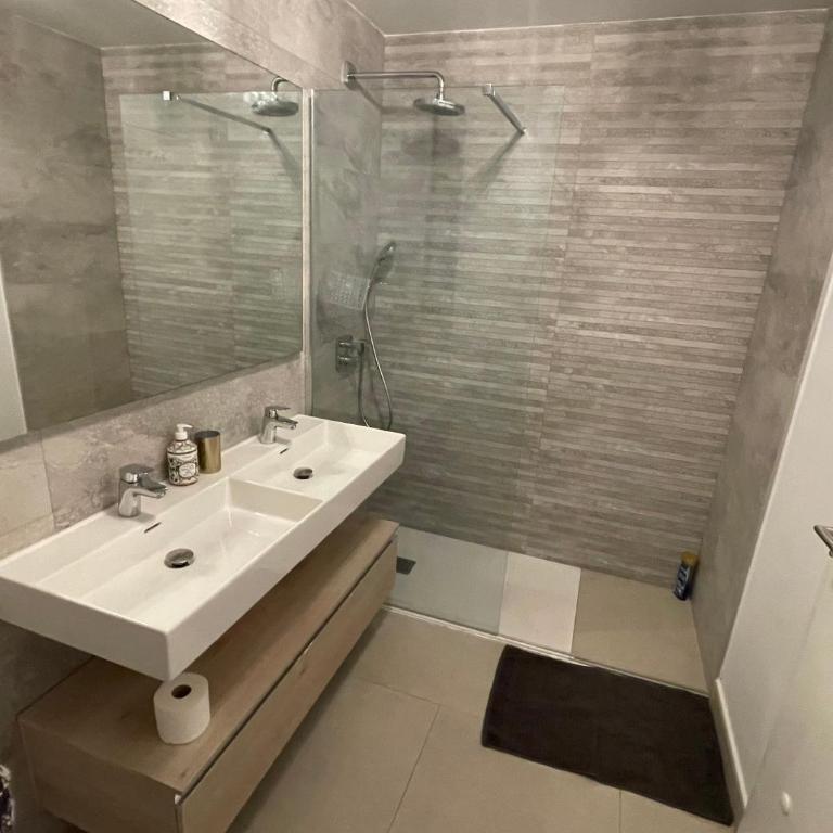 CASA CASU NEW STUNNING 3 BED RAISED GROUND FLOOR APARTMENT & HUGE BALCONY WITH SEA POOL & MOUNTAIN VIEW INDOOR & OUTDOOR SWIMMING POOLS & GYM WALKING DISTANCE TO BEACH PORT Estepona TRAVELLER AWARD 2023 - Three-Bedroom Apartment - 26