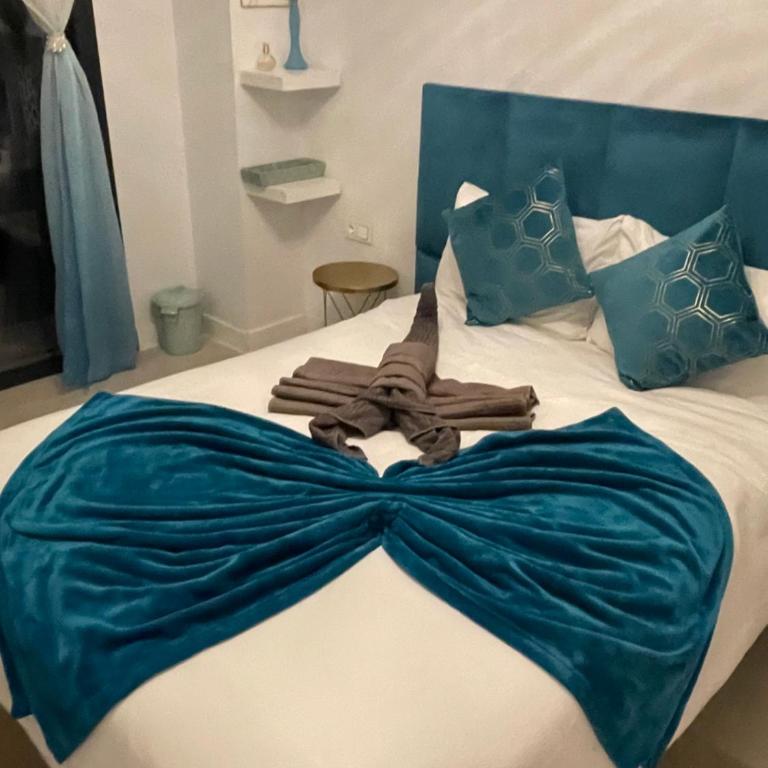 CASA CASU NEW STUNNING 3 BED RAISED GROUND FLOOR APARTMENT & HUGE BALCONY WITH SEA POOL & MOUNTAIN VIEW INDOOR & OUTDOOR SWIMMING POOLS & GYM WALKING DISTANCE TO BEACH PORT Estepona TRAVELLER AWARD 2023 - Three-Bedroom Apartment - 14