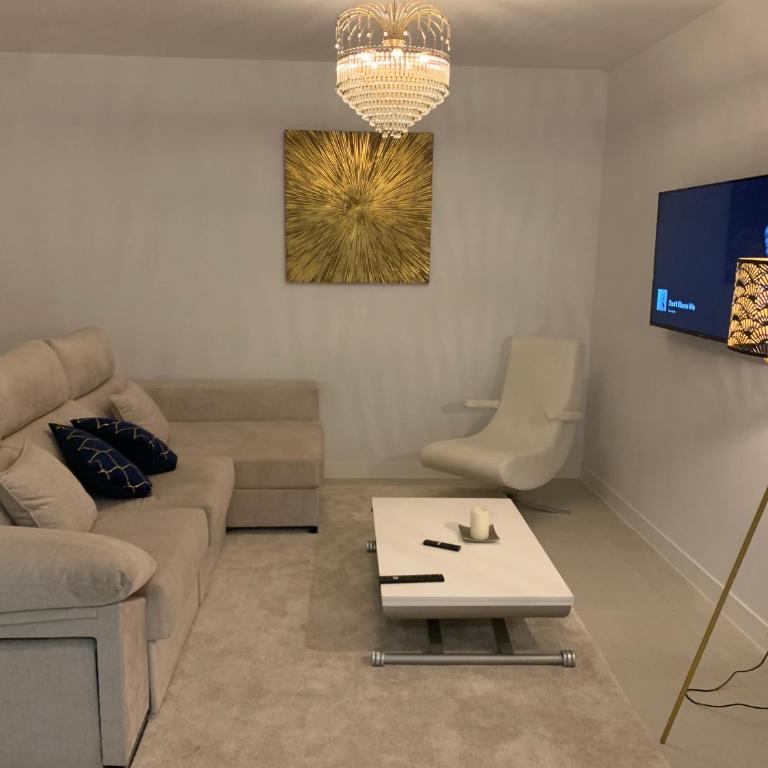 CASA CASU NEW STUNNING 3 BED RAISED GROUND FLOOR APARTMENT & HUGE BALCONY WITH SEA POOL & MOUNTAIN VIEW INDOOR & OUTDOOR SWIMMING POOLS & GYM WALKING DISTANCE TO BEACH PORT Estepona TRAVELLER AWARD 2023 - Three-Bedroom Apartment - 22