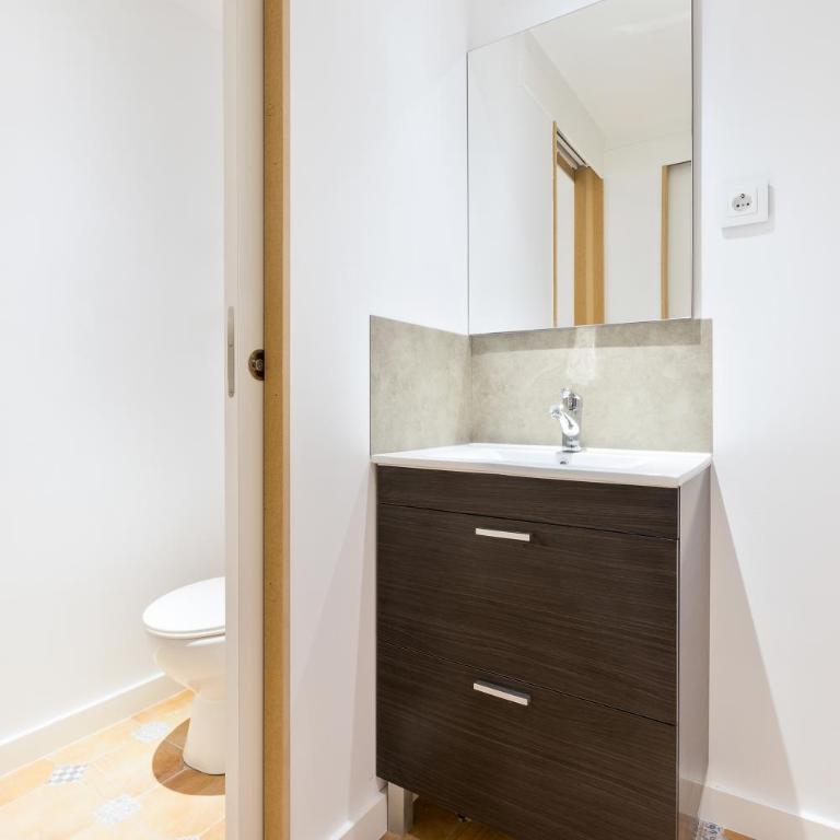 Ant Hostel Barcelona - Bed in 4-Bed Mixed Dormitory Room with Private Bathroom - 2