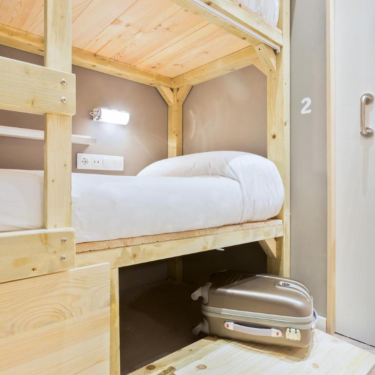 Ant Hostel Barcelona - Bed in 4-Bed Female Dormitory Room with Private Bathroom - 4