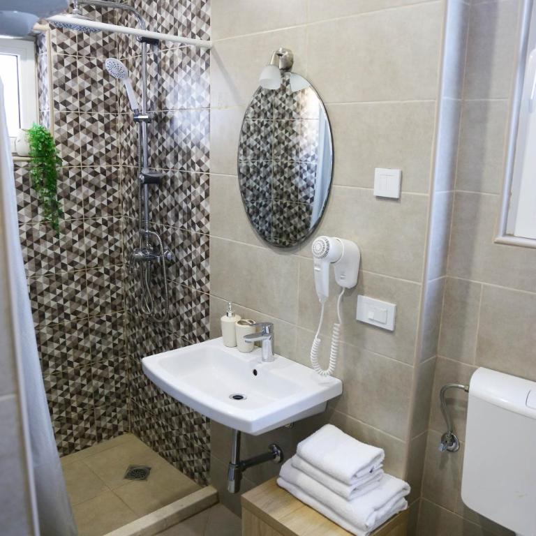 La Hacienda - Osnovna Trokrevetna Soba - 1