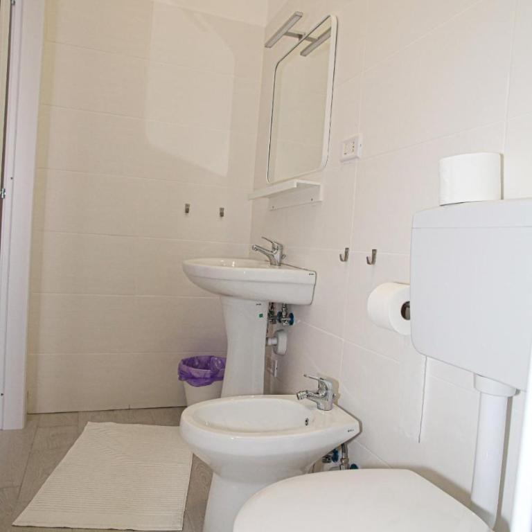 Maison Floria Locazione Turistica - Camera Matrimoniale con Bagno Privato - 10